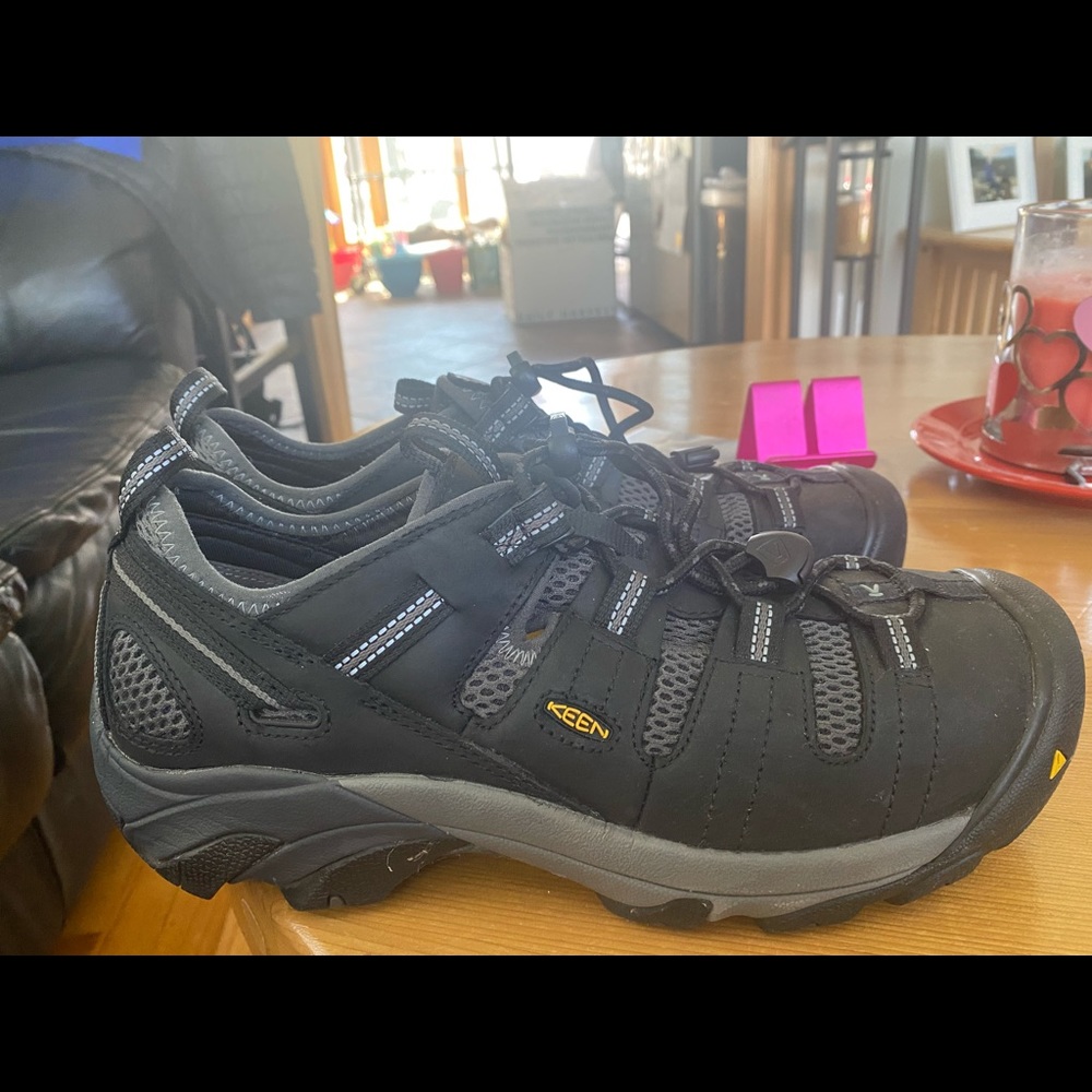Men’s sz 9.5 Keen Steel toed mesh work shoes. ECU